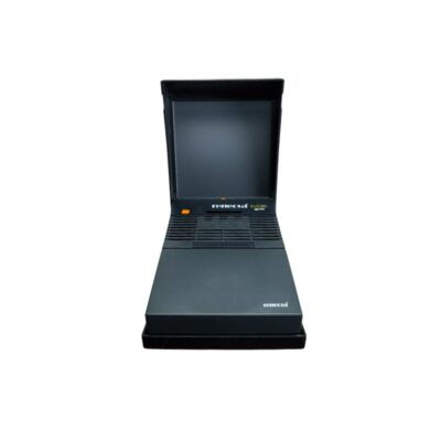 visor óptico de sobremesa para negativos y diapositivas de la marca Reflecta, caracterizado por su diseño industrial en tonos oscuros con pantalla integrada y capota superior abatible alquiler para eventos, publicidad, peliculas y series