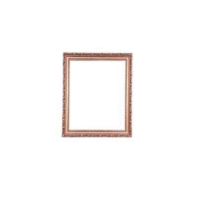 marco de cuadro de formato vertical fabricado en madera, caracterizado por una moldura de perfil clásico con bandas ornamentadas de patrones texturizados y un acabado brillante en tonos cobrizos y rosados Medidas exterior: 58x48 Medidas interior: 50x40 alquiler para eventos, publicidad, peliculas y series