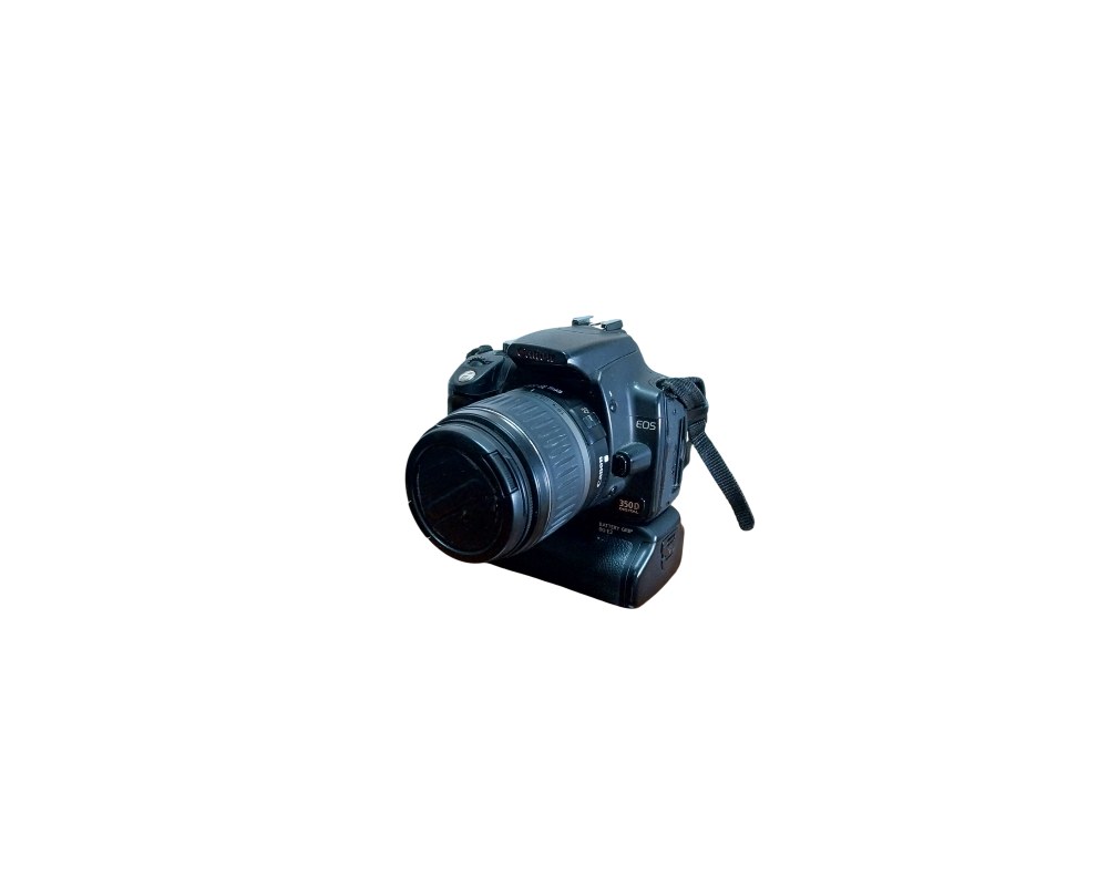 cámara fotográfica réflex digital de la marca Canon, modelo EOS, equipada con un objetivo frontal detallado y una empuñadura inferior ergonómica para batería alquiler para eventos, publicidad, peliculas y series