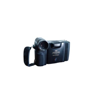 videocámara analógica de la marca Sharp, modelo Viewcam Hi8 con sistema Hi-Fi estéreo, caracterizada por su cuerpo robusto y rectangular en color negro, óptica frontal orientable y una gran asa de sujeción lateral contorneada alquiler para eventos, publicidad, peliculas y series