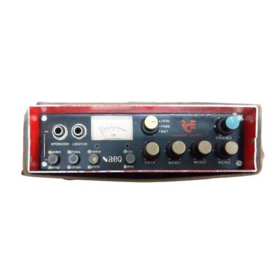 equipo de audio portátil de época de la marca RNE (modelo Vaeq), acompañado de su estuche protector de cuero rígido con el logotipo distintivo de RNE impreso en el lateral, caracterizado por su panel de control frontal metálico equipado con numerosos mandos giratorios, interruptores de selección para operador y locutor, y un vúmetro analógico integrado alquiler para eventos, publicidad, peliculas y series