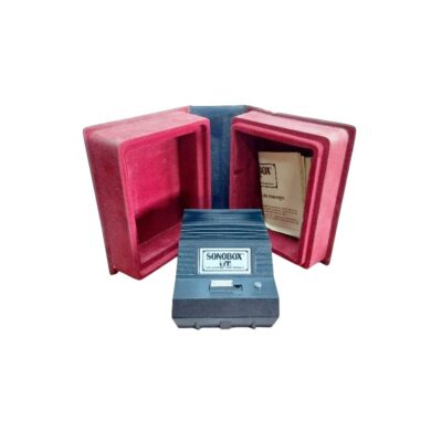equipo de sonido portátil de época del "Sistema Sonobox" editado por Plaza & Janés, caracterizado por su estuche protector exterior con diseño de lomo encuadernado que simula un libro en tonos azules y dorados, y un dispositivo interior compacto en tonos oscuros con el logotipo de la marca y mandos mecánicos frontales alquiler para eventos, publicidad, peliculas y series
