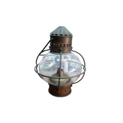  lámpara de aceite o petróleo de época de estilo marinero o industrial, caracterizada por su gran esfera de vidrio transparente central protegida por una robusta jaula de barras metálicas, base inferior perforada y cúpula superior metálica con sombrerete cónico alquiler para eventos, publicidad, peliculas y series