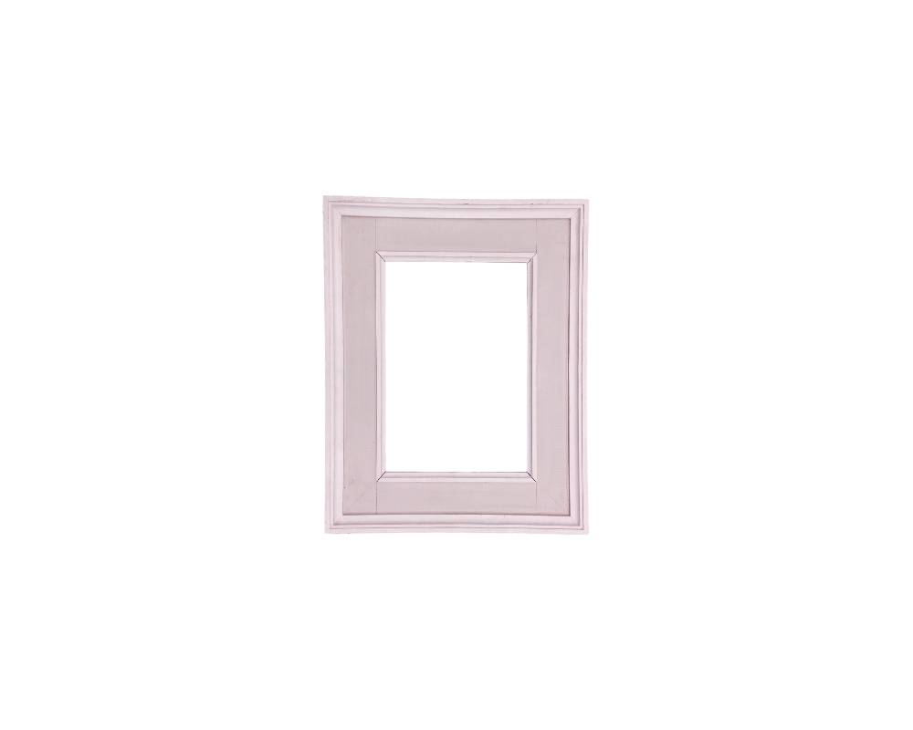 marco de cuadro de formato vertical fabricado en madera, caracterizado por una moldura muy ancha de perfil escalonado con un acabado mate y uniforme en un tono gris rosáceo suave Medidas externas: 54x42 Medidas internas: 36x25 alquiler para eventos, publicidad, peliculas y series