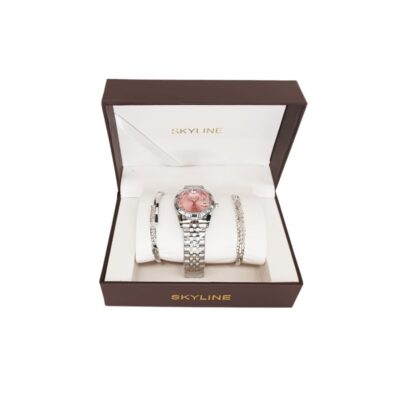 A jewellery and watch set from the SKYLINE brand, presented in a brown case with a light-coloured interior and the logo printed on it, comprising a silver wristwatch with a rose-coloured dial and two matching bracelets. Available for hire for events, advertising, films and TV series.