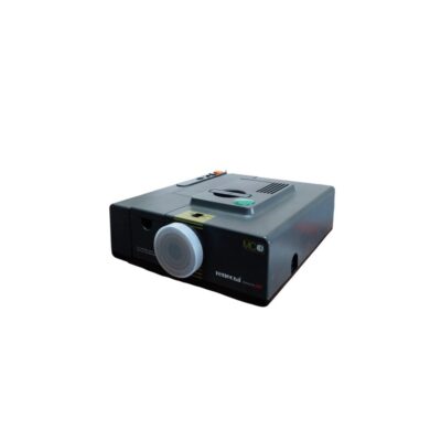 proyector de diapositivas de sobremesa de la marca Reflecta, modelo MC AF, caracterizado por su diseño industrial compacto en tonos oscuros con lente frontal y bandeja superior para carga de diapositivas alquiler para eventos, publicidad, peliculas y series