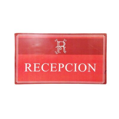 placa rectangular de formato horizontal con fondo rojo y un marco con tipografía clara que muestra la inscripción "RECEPCION", acompañado de un monograma superior alquiler para eventos, publicidad, peliculas y series