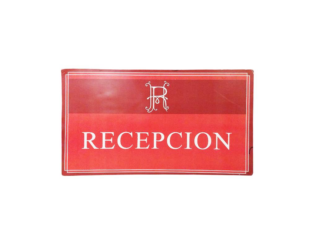 placa rectangular de formato horizontal con fondo rojo y un marco con tipografía clara que muestra la inscripción "RECEPCION", acompañado de un monograma superior alquiler para eventos, publicidad, peliculas y series