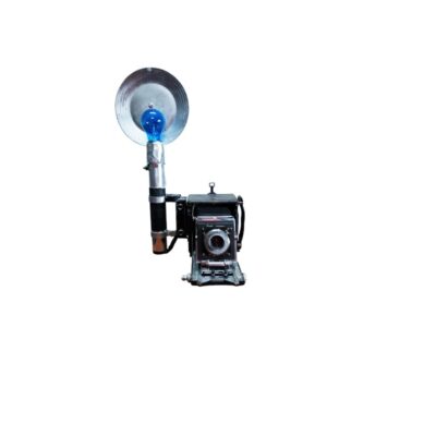 cámara fotográfica clásica y robusta de gran formato que incorpora un flash de plato lateral dotado de su característica bombilla de destello azul acoplada alquiler para eventos, publicidad, peliculas y series