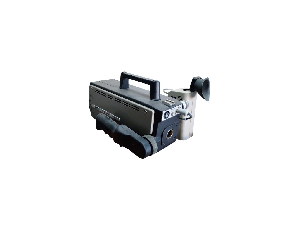 videocámara profesional de estudio de época, caracterizada por su cuerpo robusto de diseño industrial en tonos gris y oscuro, asa superior de transporte, empuñadura lateral ergonómica y un visor electrónico posterior desmontable alquiler para eventos, publicidad, peliculas y series