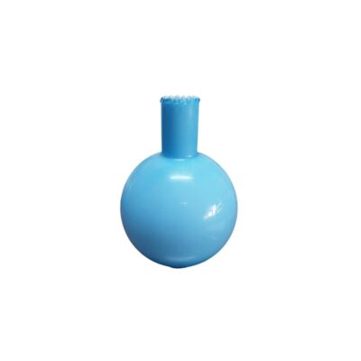 depósito esférico de época para lámpara de aceite o petróleo, caracterizado por su cuerpo redondo fabricado artesanalmente en vidrio opaline de un llamativo color azul brillante, complementado con un cuello tubular superior de borde texturizado alquiler para eventos, publicidad, peliculas y series