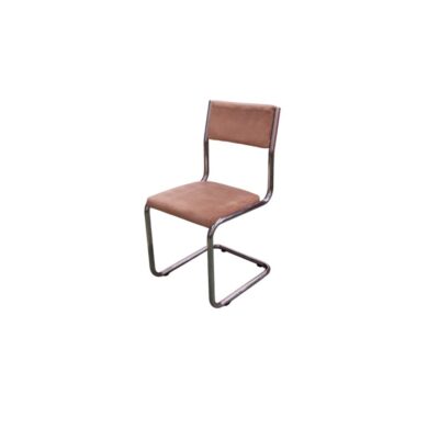 silla auxiliar de diseño moderno, caracterizada por una estructura tubular metálica continua en voladizo (cantiléver) con acabado cromado, y un asiento junto con un respaldo rectangular acolchados tapizados en tejido textil de color marrón claro alquiler para eventos, publicidad, peliculas y series