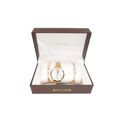 A jewellery and watch set from the SKYLINE brand, presented in a brown case with a light-coloured interior and the logo printed on it, comprising a gold-coloured wristwatch with a light-coloured dial and two matching bracelets; available for hire for events, advertising, films and TV series