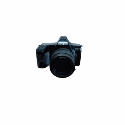 cámara fotográfica réflex de época con cuerpo de color negro y un objetivo zoom acoplado, correspondiente al modelo Minolta Dynax 3000i de enfoque automático alquiler para eventos, publicidad, peliculas y series