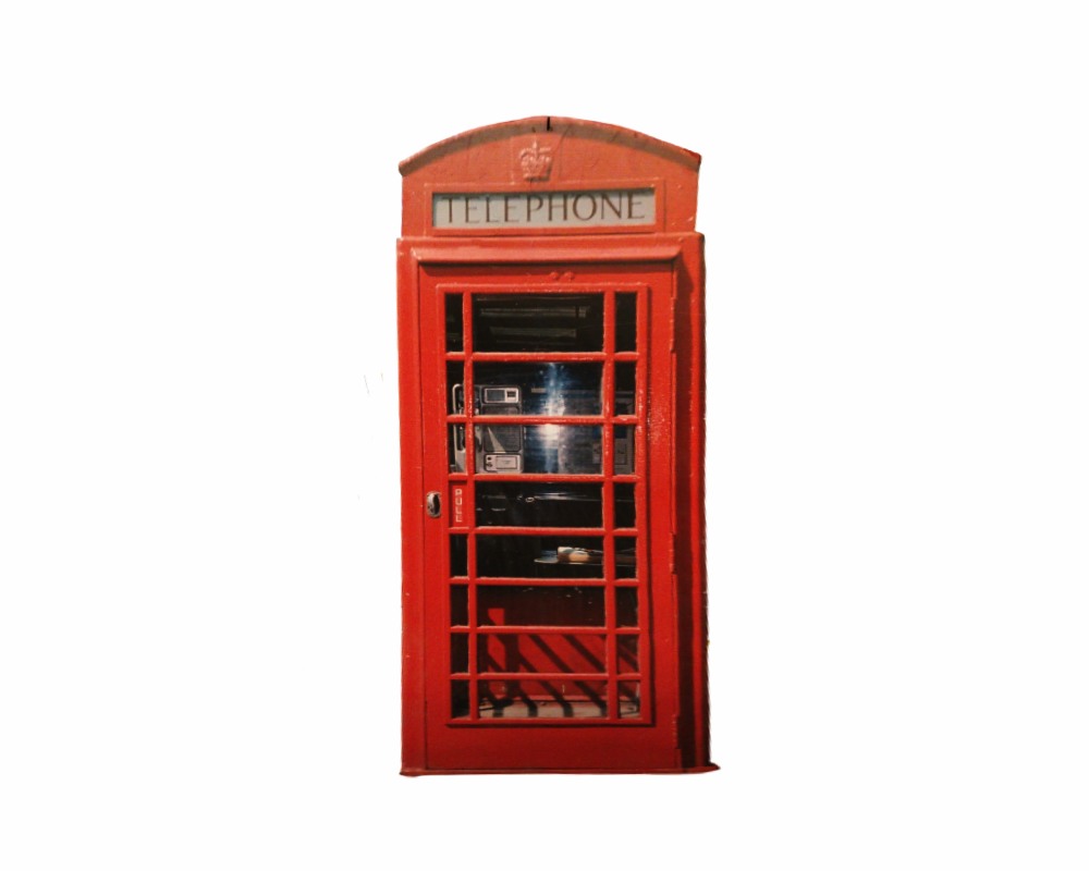 icónica cabina telefónica pública de época de estilo británico, caracterizada por su robusta estructura de paneles de madera alquiler para eventos, publicidad, peliculas y series