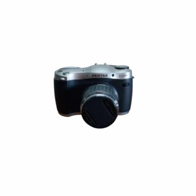 cámara fotográfica digital de época con un cuerpo bicolor en tonos oscuros y plateados, que incorpora la marca y modelo "PENTAX EI-2000" en la parte superior junto a un objetivo protegido con su tapa frontal alquiler para eventos, publicidad, peliculas y series