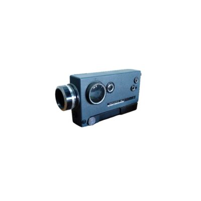 cámara de cine analógica compacta de diseño rectangular en tono gris, caracterizada por una óptica frontal prominente con anillos metálicos y controles laterales de época alquiler para eventos, publicidad, peliculas y series