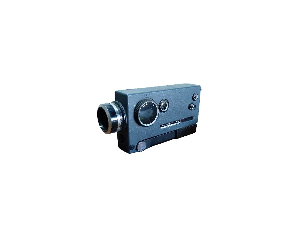 cámara de cine analógica compacta de diseño rectangular en tono gris, caracterizada por una óptica frontal prominente con anillos metálicos y controles laterales de época alquiler para eventos, publicidad, peliculas y series