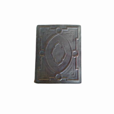 álbum fotográfico de formato vertical con una cubierta rígida de aspecto oscuro, caracterizada por un elaborado diseño geométrico y ornamental en relieve con medallones y grecas de estilo clásico alquiler para eventos, publicidad, peliculas y series