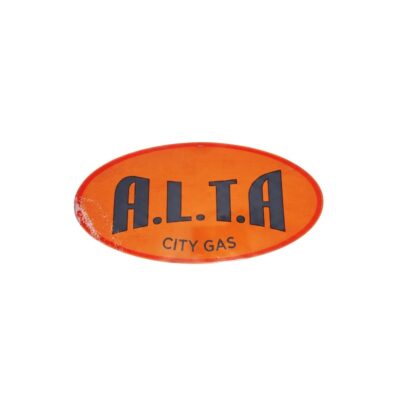 placa de formato ovalado con fondo anaranjado y un borde rojo, que destaca la inscripción principal "A.L.T.A." en letras oscuras acompañadas del subtítulo "CITY GAS" alquiler para eventos, publicidad, peliculas y series