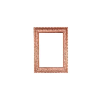 marco de cuadro de formato vertical fabricado en madera, caracterizado por una moldura ancha profundamente ornamentada con relieves de motivos florales y geométricos con un acabado brillante en tono cobre Medidas exterior: 66x51 Medidas interior: 54x38 alquiler para eventos, publicidad,peliculas y series