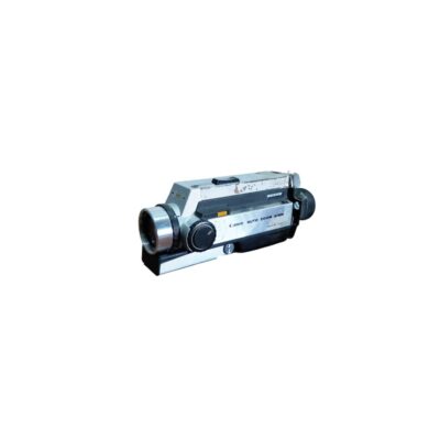 cámara de cine analógica Super 8 de la prestigiosa marca Canon, modelo Auto Zoom, caracterizada por su cuerpo horizontal alargado en tonos plateados y oscuros con una óptica frontal destacada y empuñadura lateral integrada alquiler para eventos, publicidad, peliculas y series