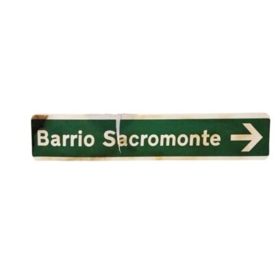 placas rectangulares de formato alargado con fondo verde y flechas indicadoras en color blanco que señalan las direcciones hacia el "Barrio Sacromonte" y el "Albayzín" alquiler para eventos, publicidad, peliculas y series