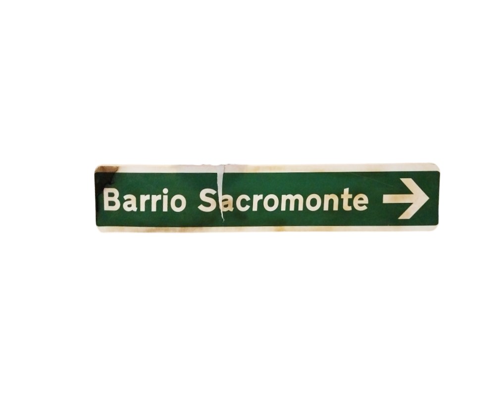 placas rectangulares de formato alargado con fondo verde y flechas indicadoras en color blanco que señalan las direcciones hacia el "Barrio Sacromonte" y el "Albayzín" alquiler para eventos, publicidad, peliculas y series