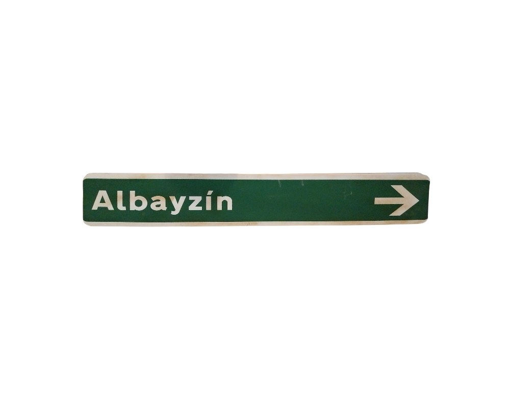 placas rectangulares de formato alargado con fondo verde y flechas indicadoras en color blanco que señalan las direcciones hacia el "Barrio Sacromonte" y el "Albayzín" alquiler para eventos, publicidad, peliculas y series
