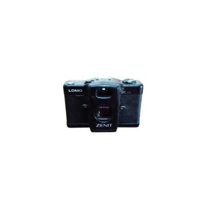 cámara fotográfica analógica compacta de cuerpo negro, que muestra los distintivos de marca "LOMO" y "ZENIT" en su estructura frontal alquiler para eventos, publicidad, peliculas y series