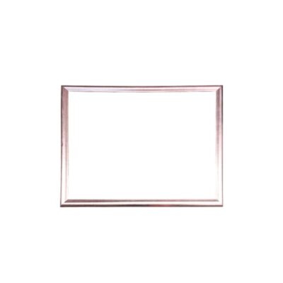 marco de cuadro rectangular de líneas ligeras y esbeltas fabricado en madera, caracterizado por una moldura estrecha y lisa con un acabado brillante en tono metalizado rosado Medidas exterior: 156x122 Medidas interior: 144x110 alquiler para eventos, publicidad, peliculas y series