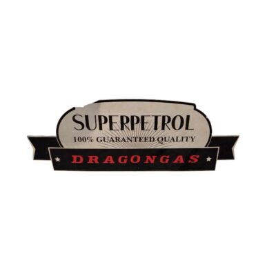 placa de formato recortado y estilizado con una cartela superior en tonos claros que muestra la inscripción "SUPERPETROL" junto a la leyenda "100% GUARANTEED QUALITY", y una franja inferior oscura con la palabra "DRAGONGAS" en tonos rojos flanqueada por estrellas alquiler para eventos, publicidad, peliculas y series