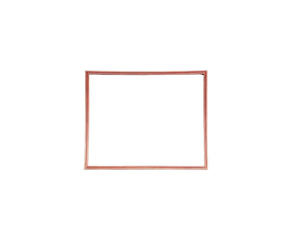 marco de cuadro rectangular fabricado en madera, caracterizado por una moldura estrecha y estriada con un acabado metalizado en tono cobre Medidas exterior: 120x99 Medidas interior: 115x93 alquiler para eventos, publicidad, peliculas y series