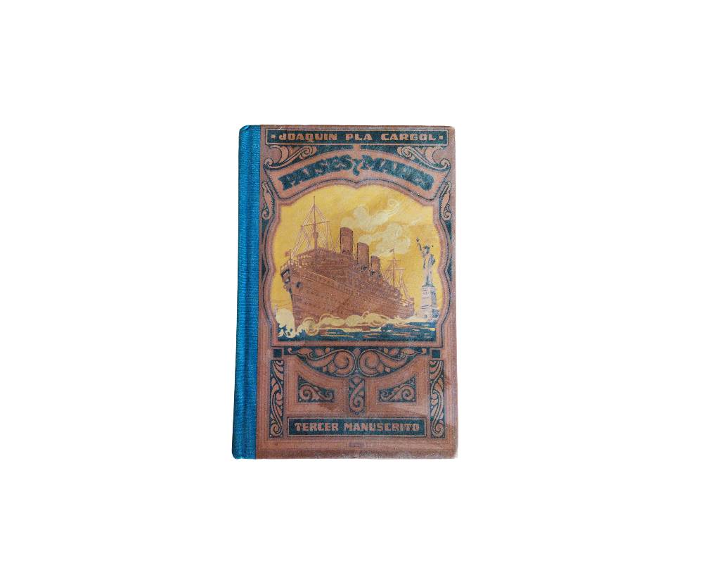 libro de formato vertical titulado "Países y Mares" de Joaquín Pla Cargol (Tercer Manuscrito), caracterizado por una cubierta ilustrada de estilo modernista con la imagen de un trasatlántico navegando junto a la Estatua de la Libertad y detalles ornamentales en tonos marrones y azules alquiler para eventos, publicidad, peliculas y series