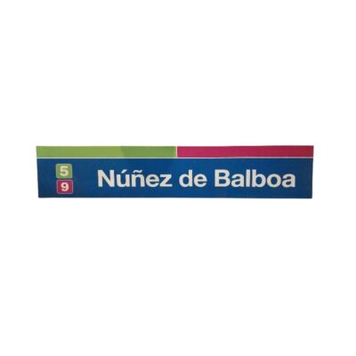letrero rectangular de formato horizontal con el diseño característico de señalización suburbana, mostrando el nombre "Núñez de Balboa" sobre un fondo azul e incorporando los distintivos de líneas (5 y 9) y franjas superiores de colores verde y granate alquiler para eventos, publicidad, peliculas y series