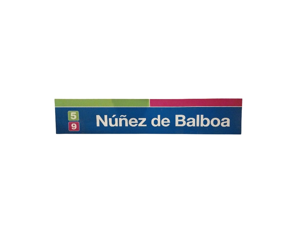 letrero rectangular de formato horizontal con el diseño característico de señalización suburbana, mostrando el nombre "Núñez de Balboa" sobre un fondo azul e incorporando los distintivos de líneas (5 y 9) y franjas superiores de colores verde y granate alquiler para eventos, publicidad, peliculas y series
