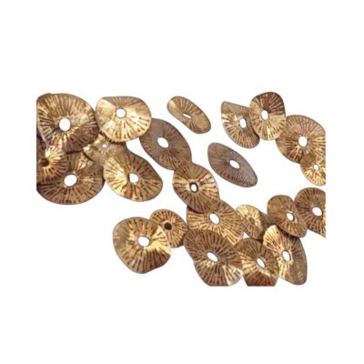 elemento ornamental y utilitario de época, compuesto por un conjunto de pequeñas placas metálicas circulares u ovaladas perforadas en su centro, provistas de una elaborada textura estriada radial y un característico acabado dorado envejecido alquiler para eventos, publicidad, peliculas y series