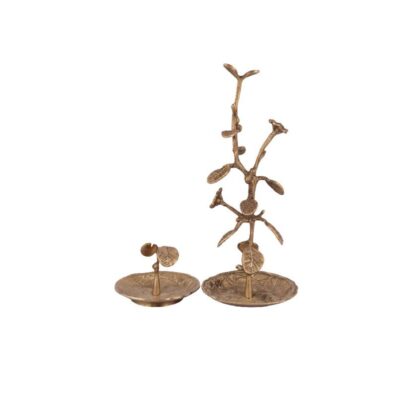 elemento ornamental y utilitario de época, caracterizado por su formato compuesto por dos bandejas o platos circulares metálicos con relieves texturizados, provistos de ejes verticales con intrincadas ramificaciones y hojas de inspiración botánica con un sofisticado acabado dorado envejecido alquiler para eventos, publicidad ,peliculas y series
