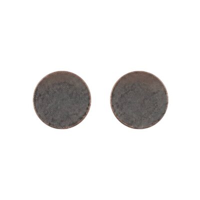 discos ornamentales de época elaborados en metal con una profunda pátina de envejecimiento natural, caracterizados por su formato circular plano y una textura superficial rugosa y desgastada alquiler para eventos, publicidad, peliculas y series