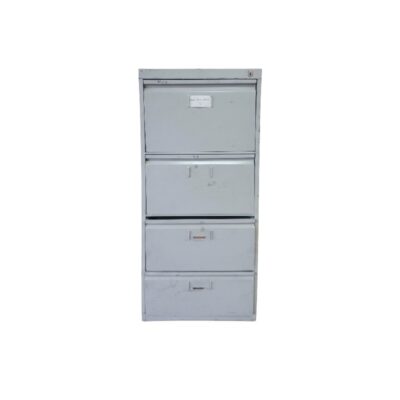 mueble de oficina de época elaborado en chapa metálica robusta con un acabado en tono gris desgastado por el uso, caracterizado por su formato vertical provisto de cuatro amplios cajones horizontales con tiradores metálicos integrados y cerradura de seguridad superior alquiler para eventos, publicidad, peliculas y series