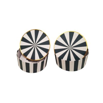 cajas de almacenamiento decorativas de época con formato cilíndrico, caracterizadas por su diseño exterior de rayas verticales bicolores y sus tapas circulares decoradas con un patrón radial simétrico ribeteado en tono dorado alquiler para eventos, publicidad, peliculas y series