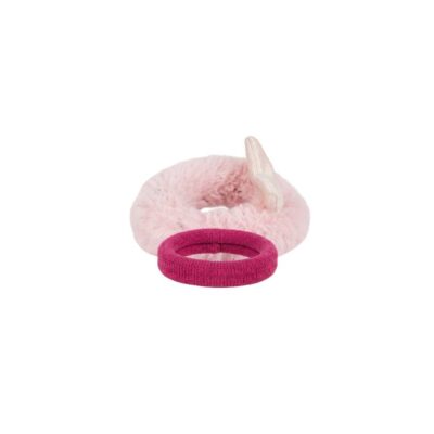 accesorios de cabello de época contemporánea, caracterizados por su formato circular elástico, uno revestido en suave tejido de efecto peludo en tono rosa claro con detalle de lazo y otro liso en un tono fucsia vibrante alquiler para eventos, publicidad, peliculas y series