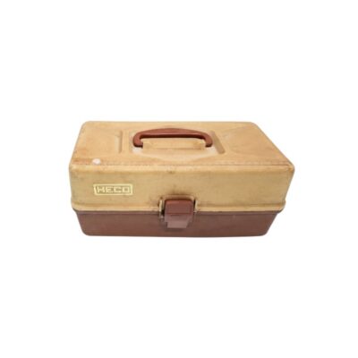 caja de herramientas de época de la marca HECO elaborado en plástico rígido bicolor en tonalidades beige y marrón, caracterizado por su diseño rectangular robusto, un asa superior integrada, pestillo de cierre frontal y distintiva placa con logotipo en relieve alquiler para eventos, publicidad, peliculas y series