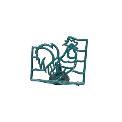 accesorio decorativo de época elaborado en hierro fundido con un acabado en tono verde, caracterizado por su diseño recortado y estilizado que representa la silueta de un gallo sobre un fondo de líneas geométricas abstractas alquiler para eventos, publicidad, peliculas y series