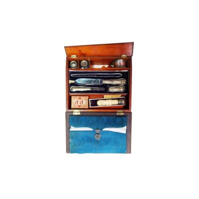caja de escribanía de época fabricada en madera noble, caracterizada por su interior compartimentado forrado y equipado con diversos accesorios tradicionales como tinteros, un abrecartas con mango decorado, sellos y compartimentos para correspondencia alquiler para eventos, publicidad, peliculas y series