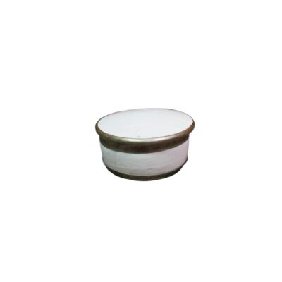 recipiente decorativo de época elaborado en cerámica blanca, caracterizado por su perfil circular de paredes bajas y base estable, estructurado y enmarcado por cenefas y bordes de metal envejecido alquiler para eventos, publicidad, peliculas y series