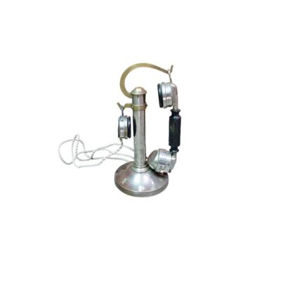 auténtico teléfono antiguo de época de estilo candelabro elaborado en metal con acabado plateado y oscuro, caracterizado por su columna vertical, soporte superior arqueado y un auricular de época con empuñadura y cordón trenzado alquiler para eventos, publicidad, peliculas y series