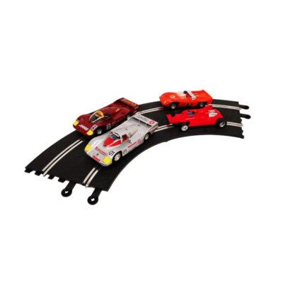 circuito de carreras de época de la marca Superslot (modelo Wild 3-Sixty) presentado en su caja original, acompañado por una selección de bólidos clásicos de competición sobre un tramo de pista curva con railes alquiler para eventos, publicidad, peliculas y series