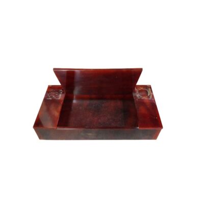 caja de época con acabado jaspeado en tonos ámbar y marrones que imita el carey, caracterizado por su formato rectangular y una tapa abatible central que revela un compartimento interior estructurado alquiler para eventos, publicidad, peliculas y series