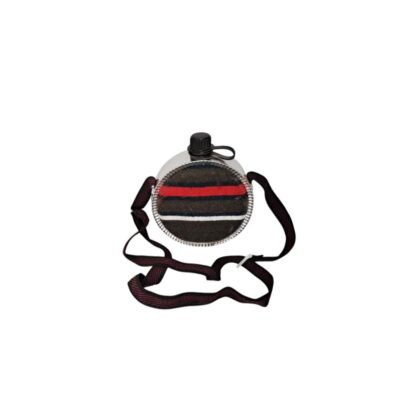 cantimploras de campaña o de época militar, caracterizadas por su estructura metálica ligera, tapones de rosca con cierre de seguridad y fundas protectoras de tejido (incluyendo lana texturizada con franjas y loneta verde caqui) equipadas con sus respectivas cintas de transporte ajustables alquiler para eventos, publicidad, peliculas y series